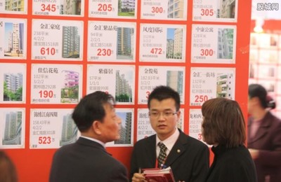 麦田房产中介跨界送快递引争议 物业服务新尝试还是角色错位？